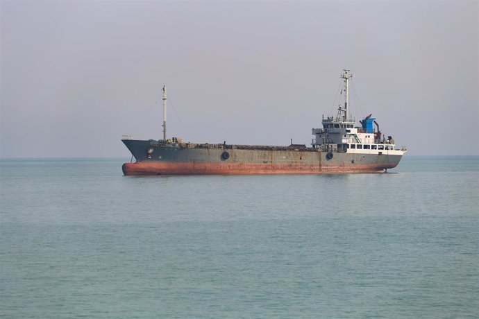 Archivo - Un carguero en el golfo Pérsico, frente a las costas de Irán.
