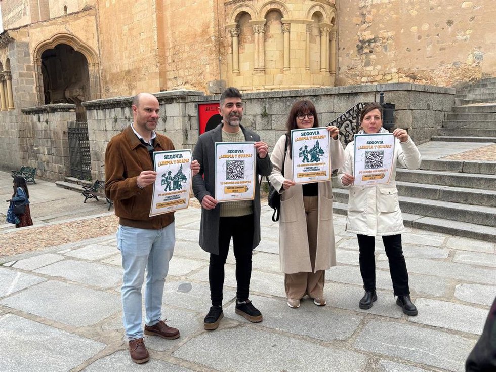 El portavoz de Segovia en Marcha, Guillermo San Juan (2º izda), con otros mimebros de la coalición, durante la presentación de la encuesta pública.