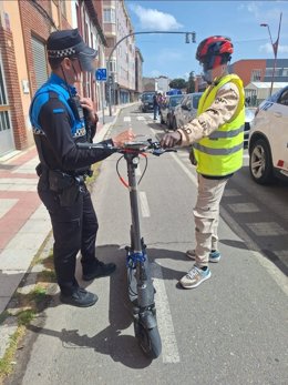 Imagen de la campaña llevada a cabo en San Andrés del Rabanedo (León) dirigida a usuarios de patinetes eléctricos.