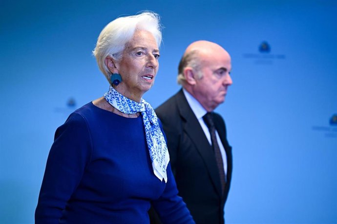 Archivo - 24 July 2025, Hesse, Frankfurt_Main: Christine Lagarde (L), President of the European Central Bank, and Vice-President Luis de Guindos arrive for a press conference at ECB headquarters after leaving eurozone interest rates unchanged at 2.0 perce