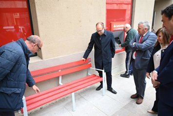 Banco fabricado con tarjetas de crédito de Banco Santander recicladas en Ciudad Rodrigo (Salamanca).