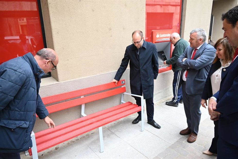 Banco fabricado con tarjetas de crédito de Banco Santander recicladas en Ciudad Rodrigo (Salamanca).