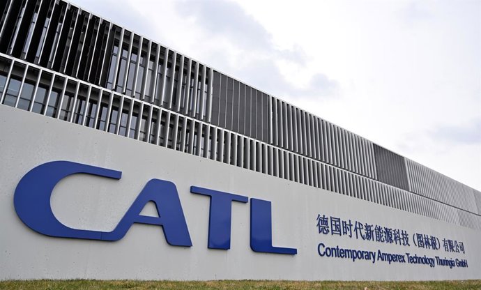Archivo - 04 April 2022, Thuringia, Arnstadt: A general view of a sign bearning the CATL logo at the Contemporary Amperex Technology Thuringia GmbH (CATL) plant. Chinese battery manufacturer CATL will ramp up production at its new plant in the second half