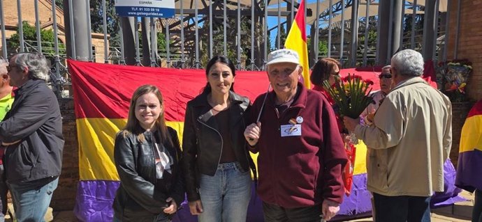 La número dos de la lista provincial de Por Andalucía en Sevilla, Alejandra Durán, junto con la plataforma Sevilla por la República en un acto de homenaje por las víctimas de la dictadura franquista.