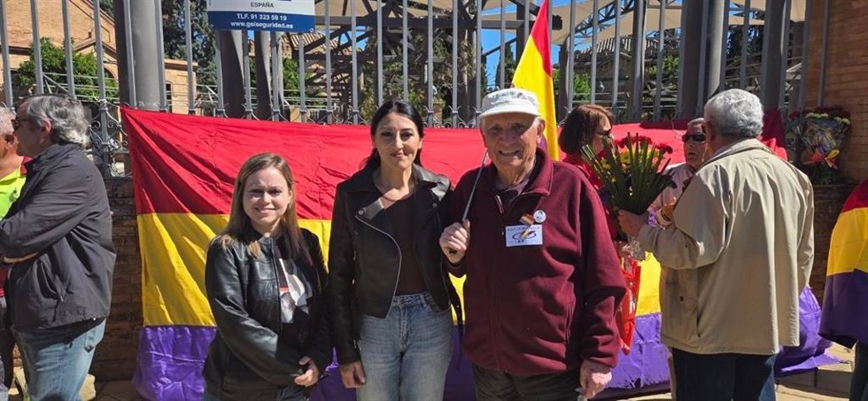 La número dos de la lista provincial de Por Andalucía en Sevilla, Alejandra Durán, junto con la plataforma Sevilla por la República en un acto de homenaje por las víctimas de la dictadura franquista.