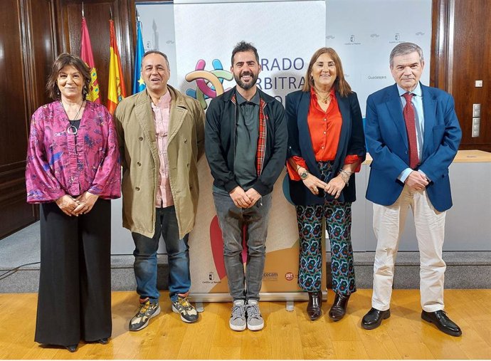 Presentación de los datos del Jurado Arbitral.