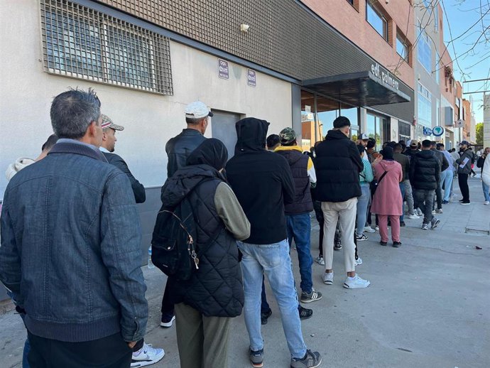 Personas guardan cola a las puertas del Consulado de Marruecos en Almería.