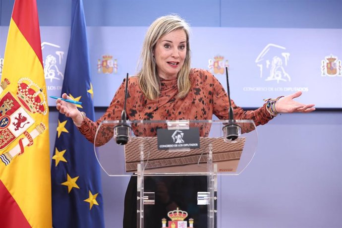 La portavoz de Sumar en el Congreso, Verónica Martínez, durante una rueda de prensa en el Congreso, a 14 de abril de 2026, en Madrid (España).