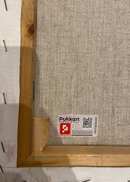 Parte trasera de un cuadro con un código de Pukkart.