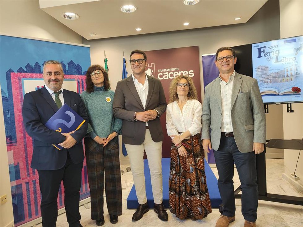 Autoridades tras la presentación de la XXVI Feria del Libro de Cáceres