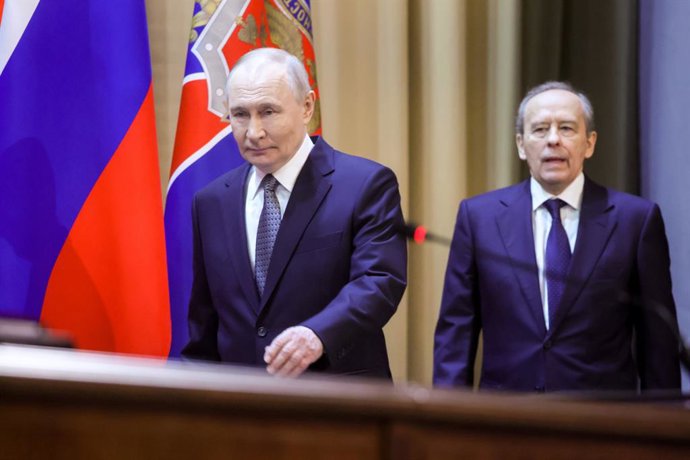 Archivo - Arquivo - RÚSSIA, MOSCOU - 24 DE FEVEREIRO DE 2026: Vladimir Putin (à frente), presidente da Rússia, seguido por Alexander Bortnikov, chefe do Serviço Federal de Segurança, chega para discursar em uma reunião do conselho de administração