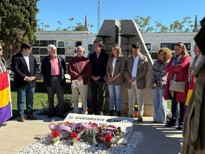 Socialistas onubenses en el acto de conmemoración del Día de la República en el cementerio de La Soledad de Huelva capital.