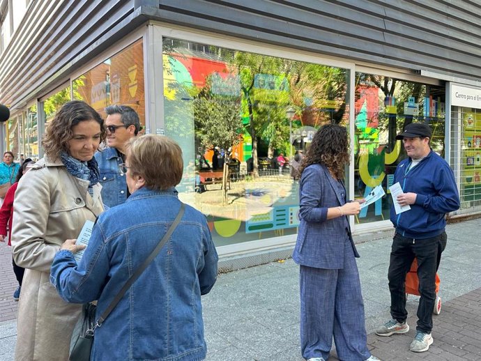 La portavoz municipal del PSOE, Reyes Maroto (i) y la portavoz adjunta del PSOE, Emma López (d), durante el reparto de carteles de su campaña informativa contra la tasa de basuras del Ayuntamiento en Villaverde Alto.