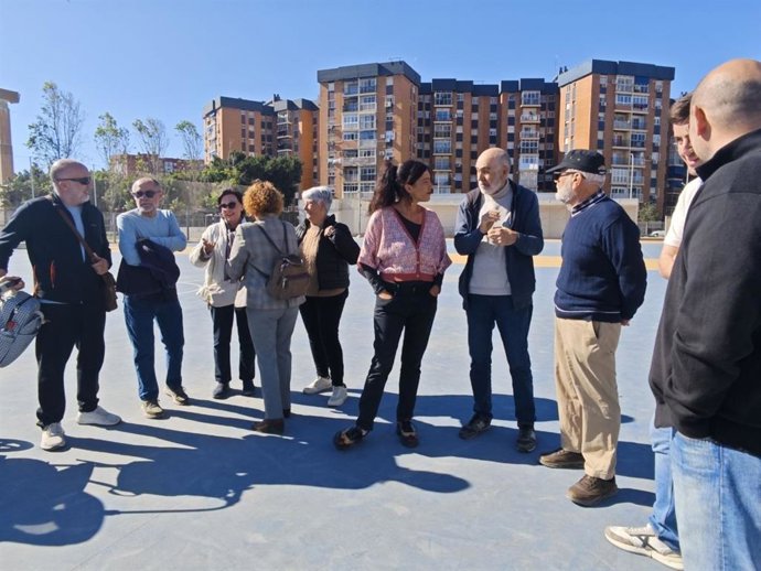 La portavoz adjunta del grupo municipal Con Málaga, Toni Morillas, en las pistas deportivas del Parque del Oeste, junto a vecinas y vecinos del Movimiento Vecinal Parque del Oeste.