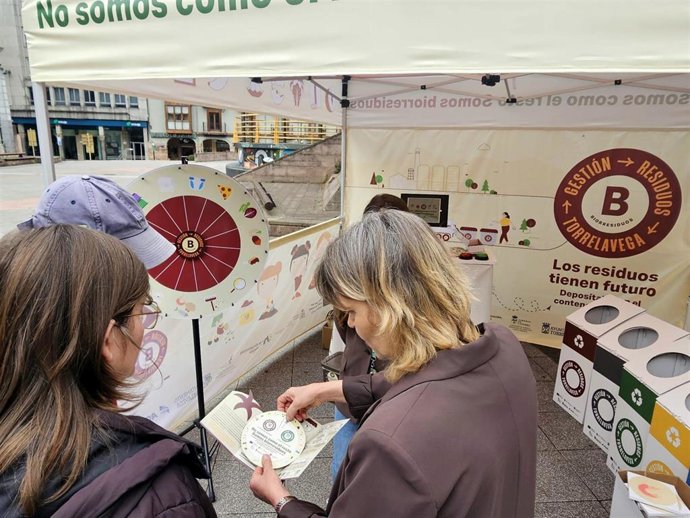 Torrelavega pone en marcha puntos de información itinerantes sobre el contenedor marrón