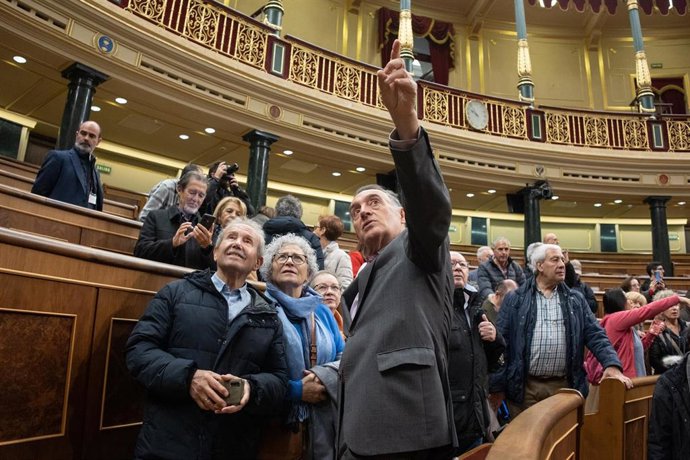 Archivo - Ciudadanos observan el techo del hemiciclo durante la Jornada de Puertas Abiertas