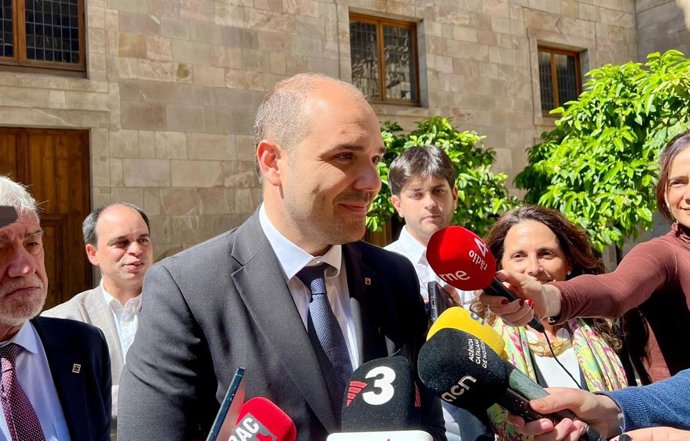 El conseller Albert Dalmau en declaraciones a los medios