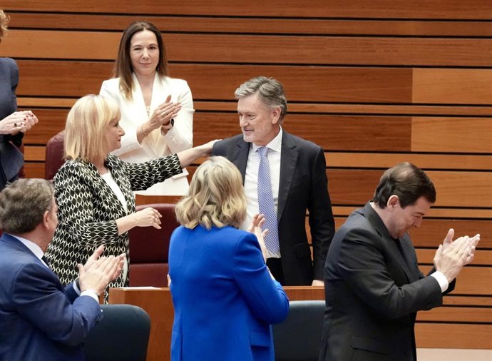 El secretario general del PP de Castilla y León y procurador por Segovia, Francisco Vázquez (c), y el presidente en funciones de la Junta de Castilla y León, Alfonso Fernández Mañueco (d), durante la constitución de las Cortes de la XII Legislatura 