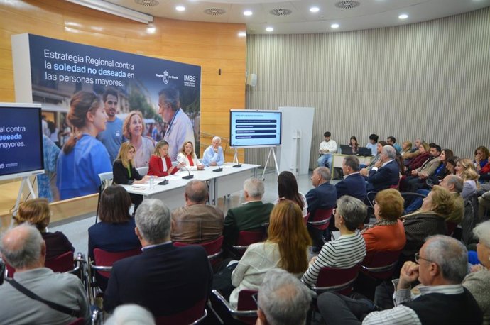 La consejera de Política Social, Familias e Igualdad, Conchita Ruiz, durante la presentación de la 'Estrategia regional contra la soledad no deseada'