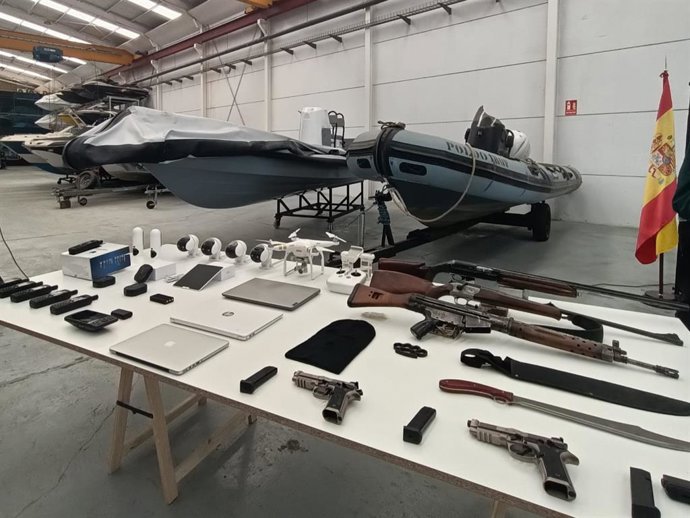 Armas e embarcações apreendidas pela Polícia Nacional no âmbito da operação “Embrión”.