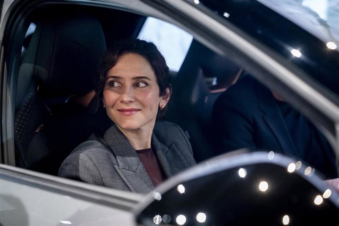 La presidenta de la Comunidad de Madrid, Isabel Díaz Ayuso, durante su visita a Cupra City Garage Madrid, a 9 de abril de 2026, en Madrid (España). El acto forma parte del lanzamiento mundial del Cupra Raval, primer eléctrico urbano de la marca diseñado y