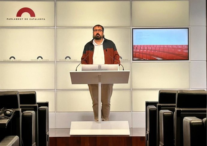 El diputado de la CUP Dani Cornellà en una rueda de prensa en el Parlament
