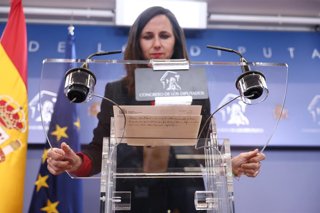 La secretaria general de Podemos, Ione Belarra, durante una rueda de prensa en el Congreso, a 14 de abril de 2026, en Madrid (España).