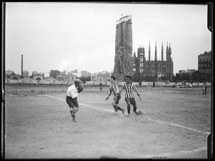 Partido entre el Barça y el Europa en el antiguo campo de la Sagrada Familia en 1917.
