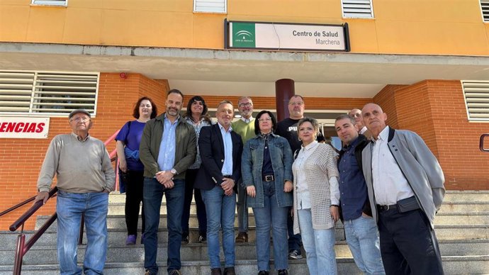 El número dos del PSOE a las elecciones andaluza por Sevilla y la alcaldesa de Marchena, a las puertas del centro de salud.