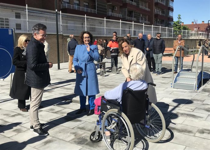 La alcaldesa de Zaragoza, Natalia Chueca, la portavoz del grupo municipal de Vox, Eva Torres, y el consejero municipal de Urbanismo, Víctor Serrano, inauguran la calle Oeste de Santa Isabel y hablan con una vecina en silla de ruedas