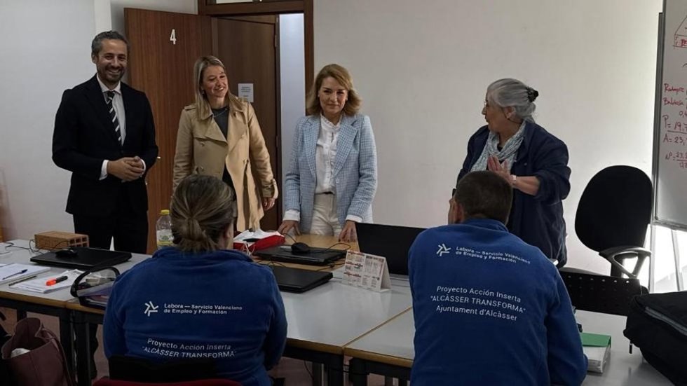 Camarero durante la visita al taller de empleo