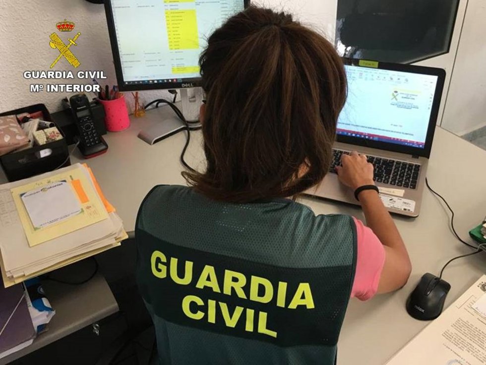 Archivo - Agente analizando documentación