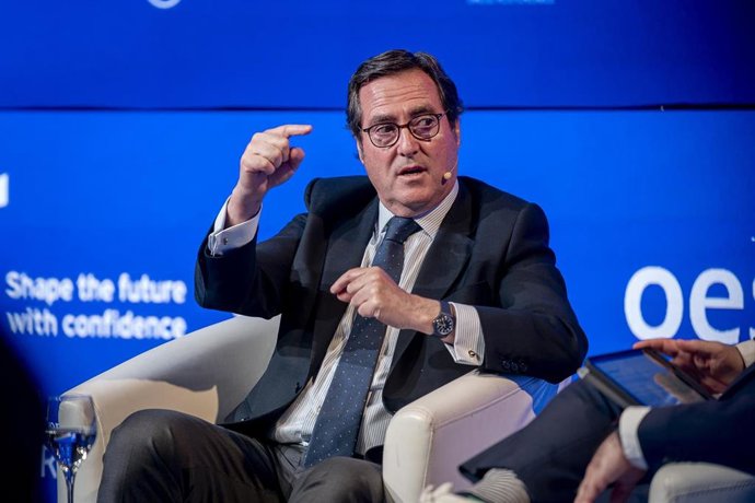 El presidente de la CEOE, Antonio Garamendi, interviene en el simposio 'Wake Up, Spain! Wake Up, Europe!', organizado por 'El Español', a 14 de abril de 2026, en Madrid (España).