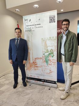 El director general de Turismo de la Junta de Extremadura, Óscar Mateos, y el concejal de Turismo , Ángel Orgaz, tras la presentación del XVI Festival de las Aves Ciudad de Cáceres