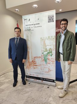 El director general de Turismo de la Junta de Extremadura, Óscar Mateos, y el concejal de Turismo , Ángel Orgaz, tras la presentación del XVI Festival de las Aves Ciudad de Cáceres