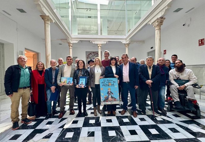 La diputada provincial de Cultura y Educación de Granada, Pilar Caracuel, preside la presentación de la Feria del Libro de Albuñol