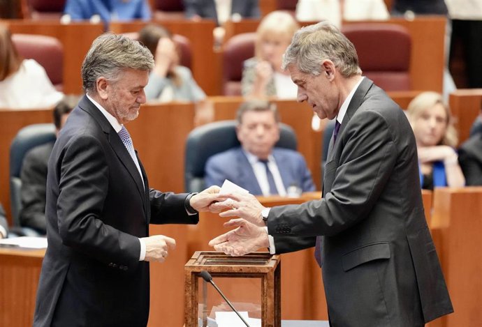 El secretario general del PP de Castilla y León y procurador por Segovia, Francisco Vázquez (i), durante la constitución de las Cortes de la XII Legislatura de Castilla y León, a 14 de abril de 2026, 