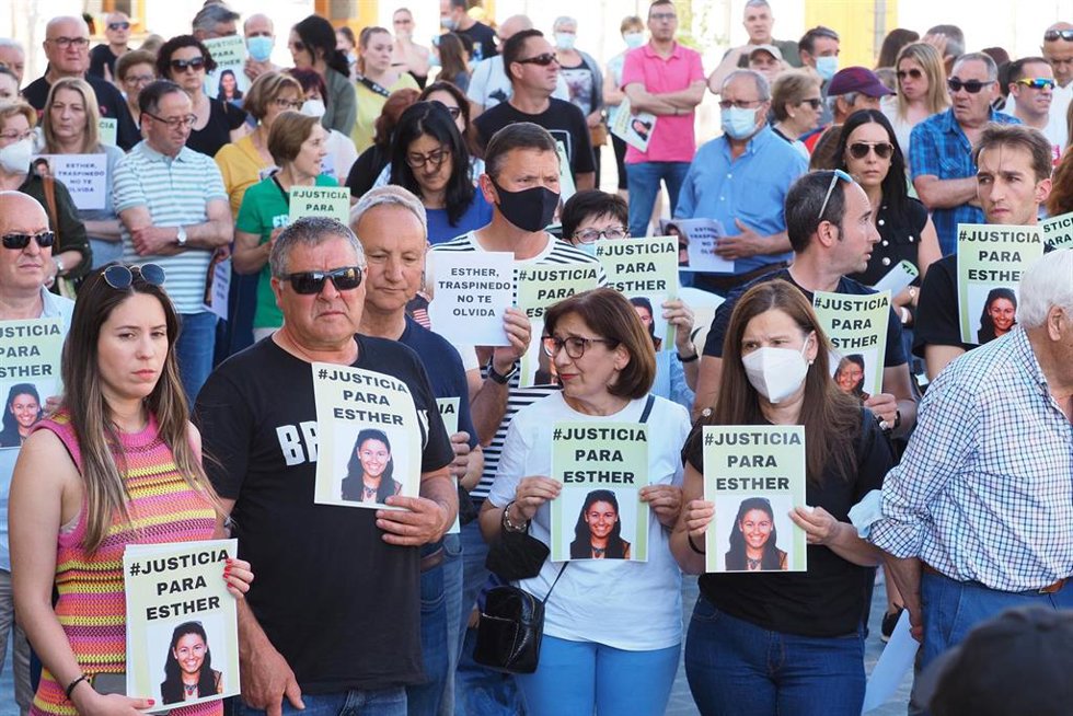 Archivo - Varias personas con fotos de Esther López durante una concentración ciudadana en su recuerdo, a 13 de mayo de 2022, en Traspinedo, Valladolid. Foto de archivo