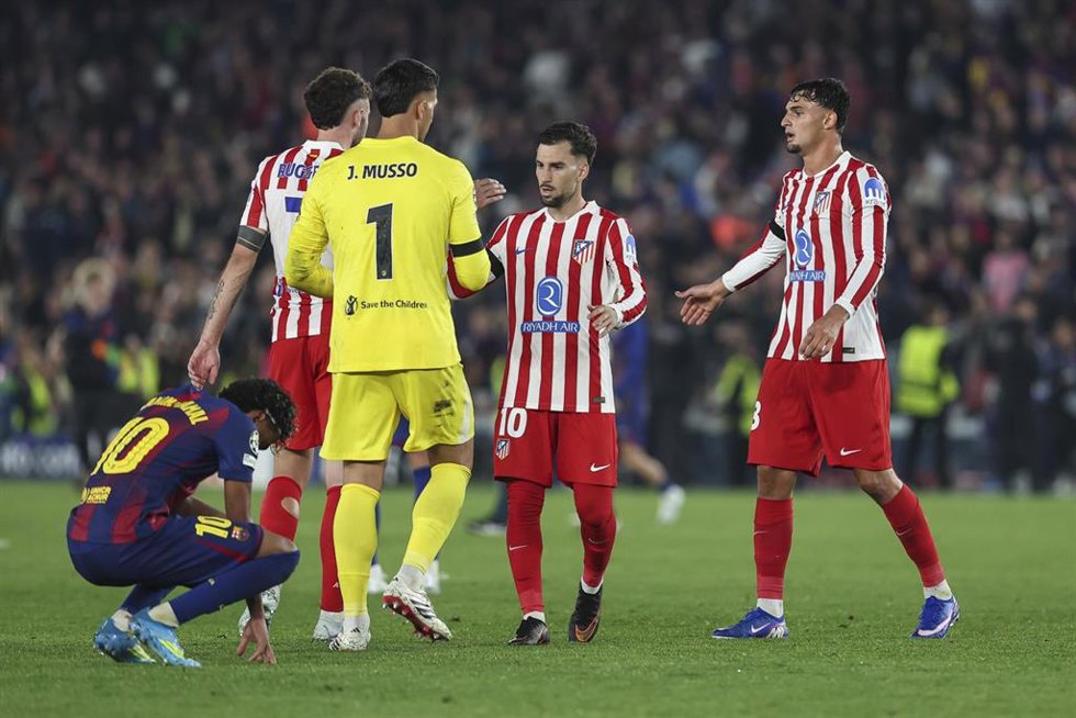 Los jugadores del Atlético de Madrid y Lamine Yamal (FC Barcelona) en el partido de ida de cuartos de final de la Liga de Campeones.