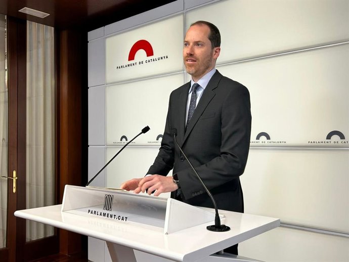 El portavoz del PP en el Parlament, Juan Fernández, en una rueda de prensa