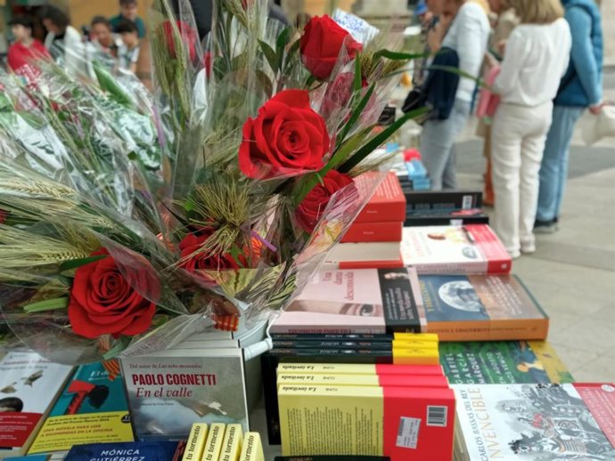 Archivo - Puestos de libros en varios calles de Palma por el Día del Libro y por Sant Jordi.