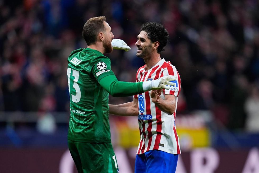 Archivo - El portero esloveno Jan Oblak y el centrocampista estadounidense Johnny Cardoso celebran una acción durante un partido de Liga de Campeones del Atlético de Madrid.