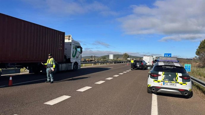 Control de la Guardia Civil en la A-5 a la altura de Torrefresneda dentro de una campaña especial de la DGT.