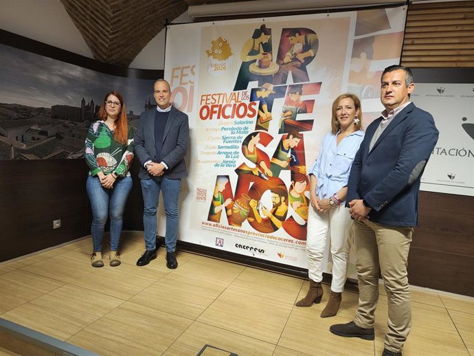 La vicepresidenta de Artesanex, Elisabeth Muñoz; el alcalde de Arroyo de la Luz, Carlos Caro; la diputada de Turismo, Elisabeth Martín, y el alcalde de Sierra de Fuentes, Sergio Domínguez, tras la presentación del Festival de los Oficios Artesanos