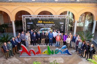 Patricia del Pozo (centro), junto al resto de autoridades, en la presentación del 43º Rally de Andalucía Sierra Morena-Córdoba Patrimonio de la Humanidad.
