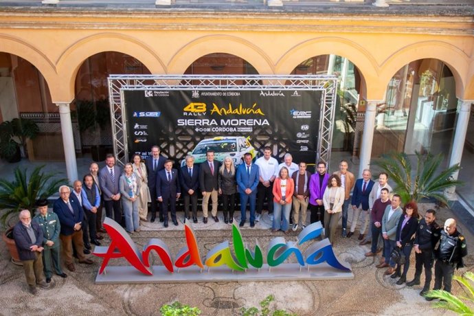 Patricia del Pozo (centro), junto al resto de autoridades, en la presentación del 43º Rally de Andalucía Sierra Morena-Córdoba Patrimonio de la Humanidad.