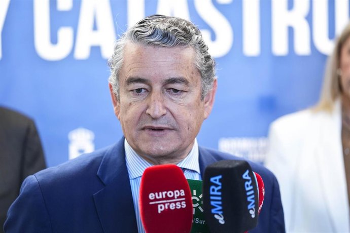 El consejero de Sanidad, Presidencia, y Emergencias de la Junta de Andalucía, Antonio Sanz, durante las I Jornadas sobre Gestión de Emergencias y Catástrofes este martes, 14 de abril, en Bormujos (Sevilla).