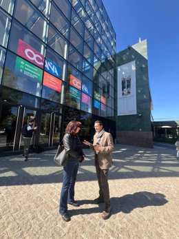 El viceportavoz del PSOE en el Ayuntamiento de Granaday exalcalde, Paco Cuenca, junto a la edil socialista Eva Fernández, en el Palacio de Congresos.