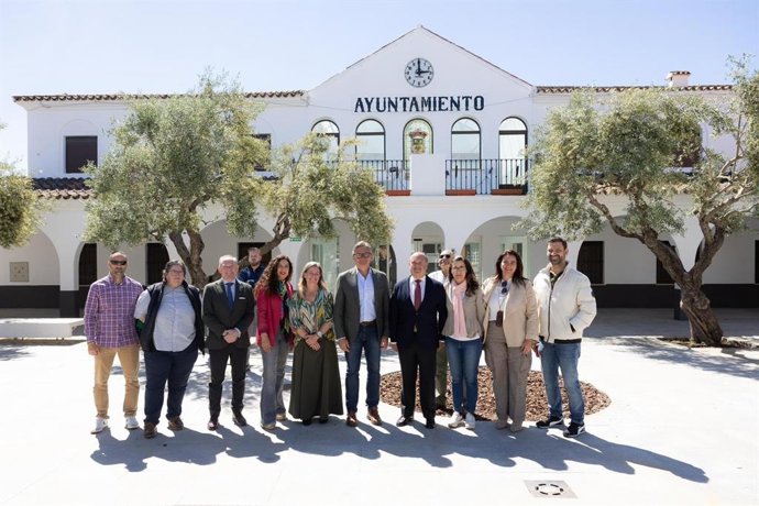 El candidato de Vox a la Presidencia de la Junta, Manuel Gavira (c.), este martes en Bormujos (Sevilla)