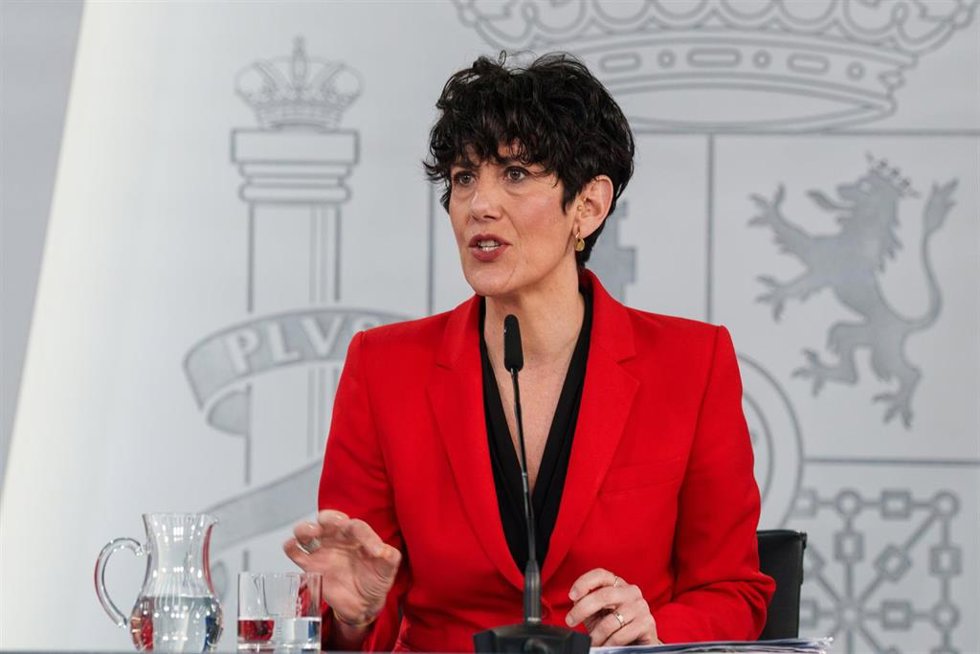 La ministra de Inclusión, Seguridad Social y Migraciones, Elma Saiz, durante la rueda de prensa tras el consejo de Ministros, a 14 de abril de 2026, en Madrid (España).